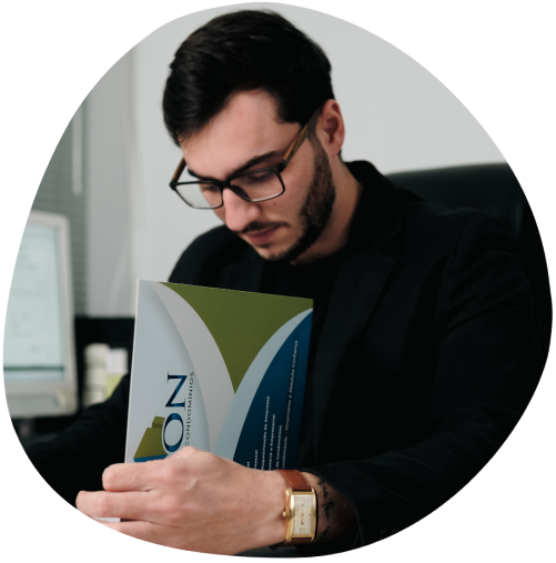 Contador analisando documentos — Adon Contabilidade em Itapema SC